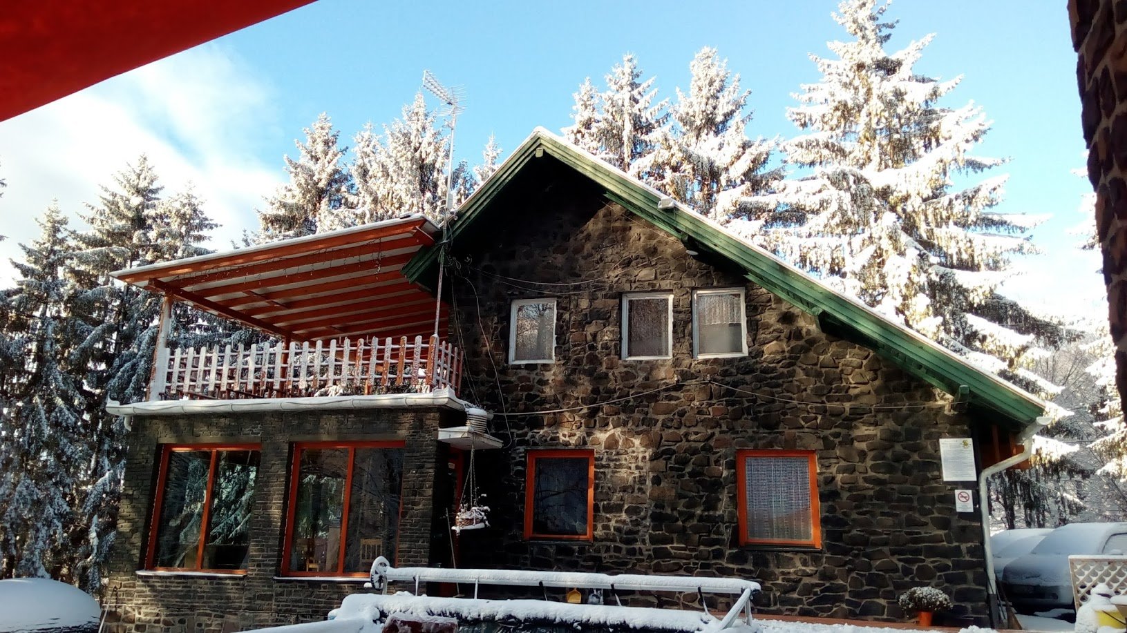 Téli hangulat a Darázshegyi Panzióban a jakuzziból nézve Téli hangulat a Darázshegyi Panzióban a jakuzziból nézve